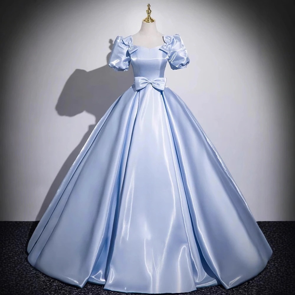 女性用の新しいスタイルのエレガントなブルーのサテンのイブニングドレス大人の行事に最適でフルスカートが特徴で芸術試験合唱のパフォーマンスホストに適しています