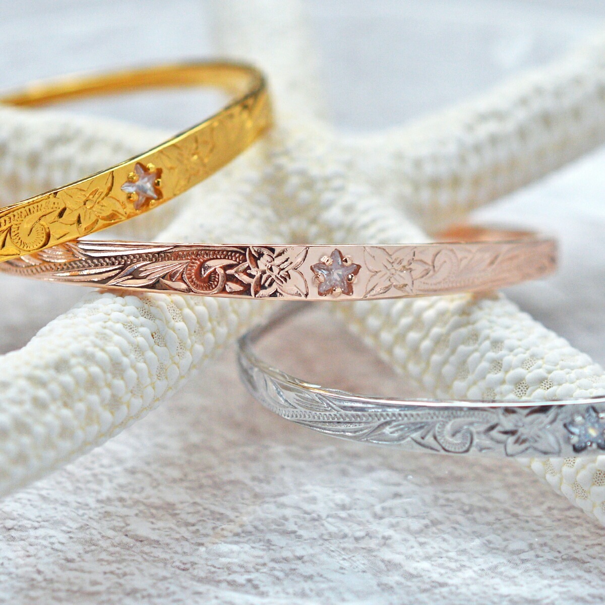 ハワイアンジュエリー バングル サージカルステンレス キュービックジルコニア 星 スクロール 波