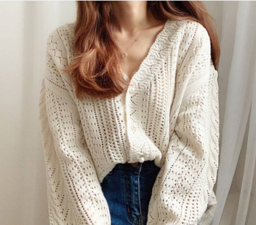 透かし編み パール調ボタン ニット カーディガン レディース トップス 羽織り Vネック 長袖 模様編み 針抜き 透け感 シースルー シアー 重ね着 レイヤード かわいい 大人可愛い シンプル