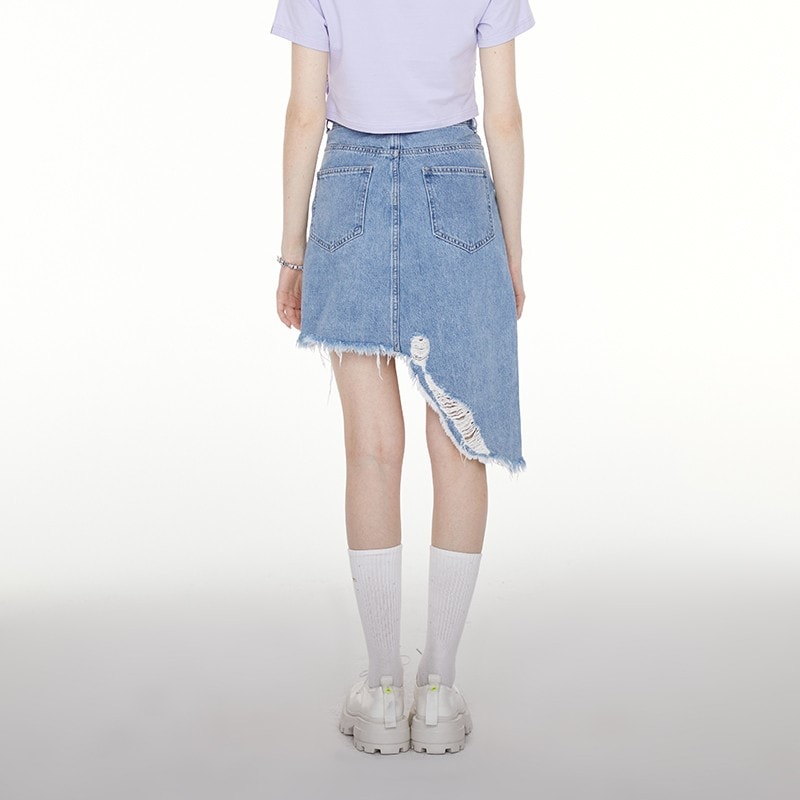 トレンディーブランドデニムショートスカート女性用ニッチハイエンド非対称ほつれデザインヒップカバー斜め裾スカート