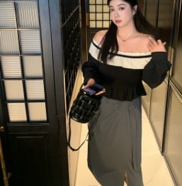 オフショルダー ドロップショルダー フリル トップス ブラウス カットソー ショート丈 長袖 デコルテ ワンショルダー 細身 Aライン スマート チュール もこもこ 薄手 かわいい シンプル