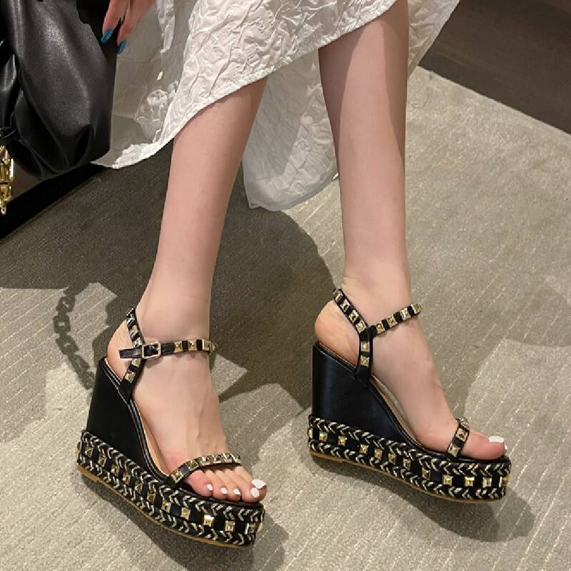 3日以内に出荷 韓国ファッション バーサンダル レディース ワンストラップサンダル ヒールシューズ ハイヒール 厚底 ウェッジソール スタッズ装飾 ベルト 美脚 脚長 PU フェイクレザー ジュート風