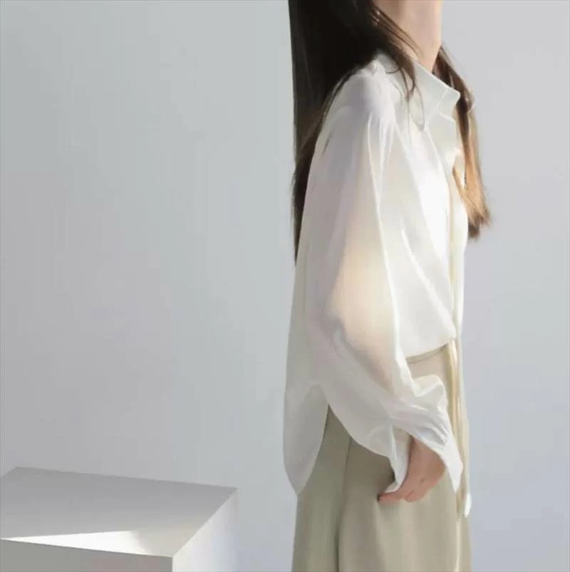 トップス ブラウス ボリューム袖 襟付き サイドスリット サテン きれいめ シンプル 大人 上品 大人女子 こなれ感 モード系 セクシー エレガント フォーマル とろみ感 抜け感 無地 春 秋 冬 1