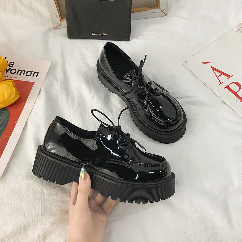 バブーシュ小さい靴の女性の英倫の風のの新型の韓国版の学生はすべて黒の厚い底の日の制服の靴を掛けます