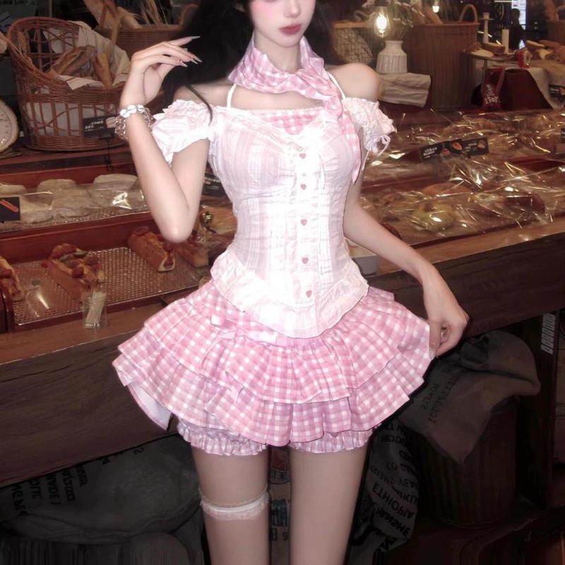 オフショルダーのフィット感のあるホルターネックトップとティアードスカートが特徴的な甘くて若々しいレディース用チェック柄ツーピースセット