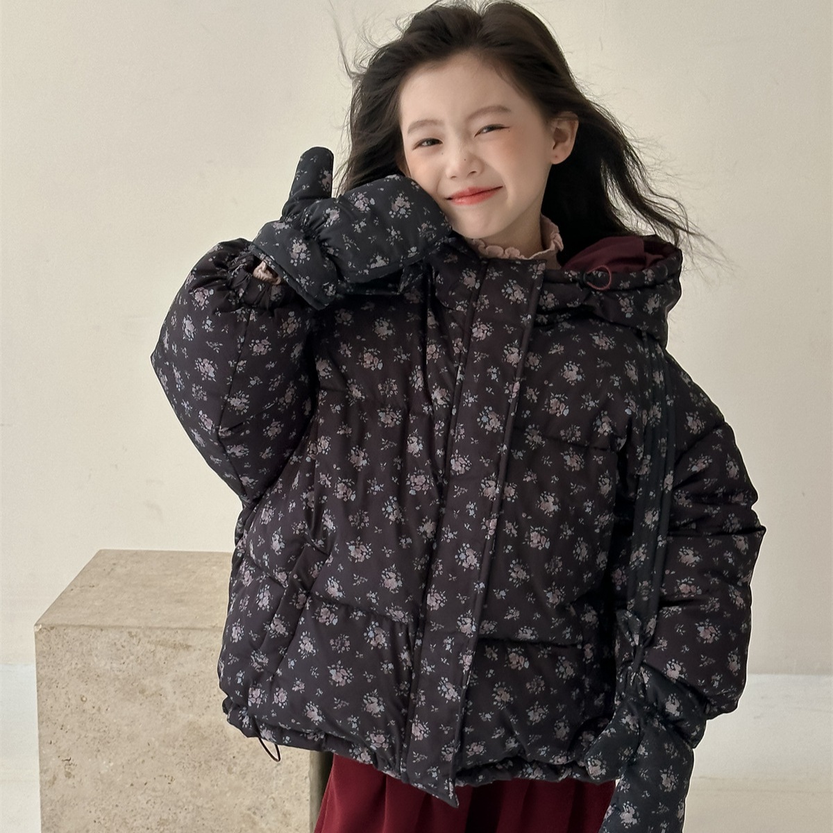花と迅ガールズダウンジャケット冬服2024新しい小さな新鮮な花柄フード付きホワイトダックダウン暖かいジャケットトレンディ