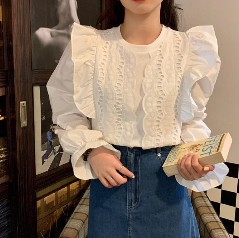 ブラウス トップス　シャツ　襟付き ビッグカラー 大きい襟　白シャツ　甘め　春　秋　ドールカラー パフスリーブ　フレア　フリル　ふんわり　大人可愛い　韓国　女子会　デート　上品　カジュアル　ホワイト