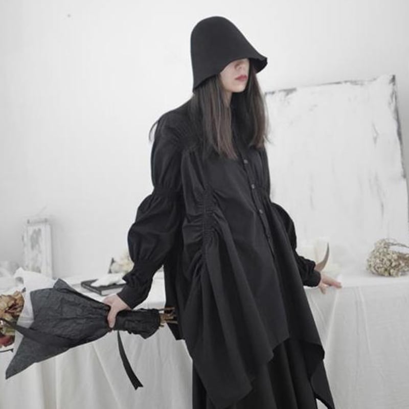 女性の長袖シャツ春と夏の新しいファッションシャツはデザインの不規則なファッションのオールマッチの女性のシャツのトレンド無地のシンプルなルーズな大きいサイズのカジュアルシャツを折ります