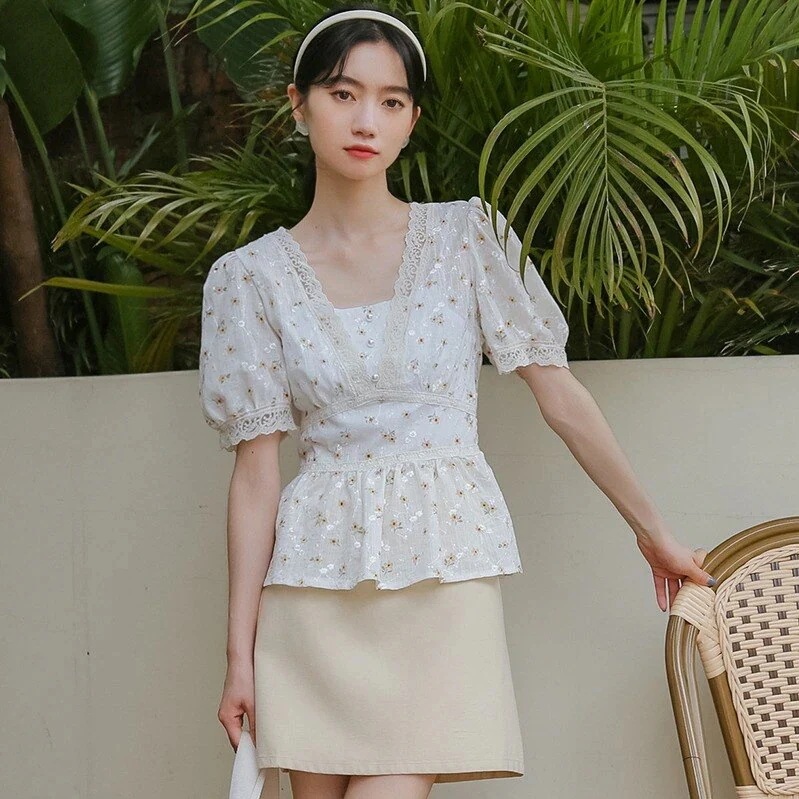 クルーネックトップスティアードブラウス フランス風 設計感 真珠のボタン レースのフリルの上着サテンシャツ LFZ174