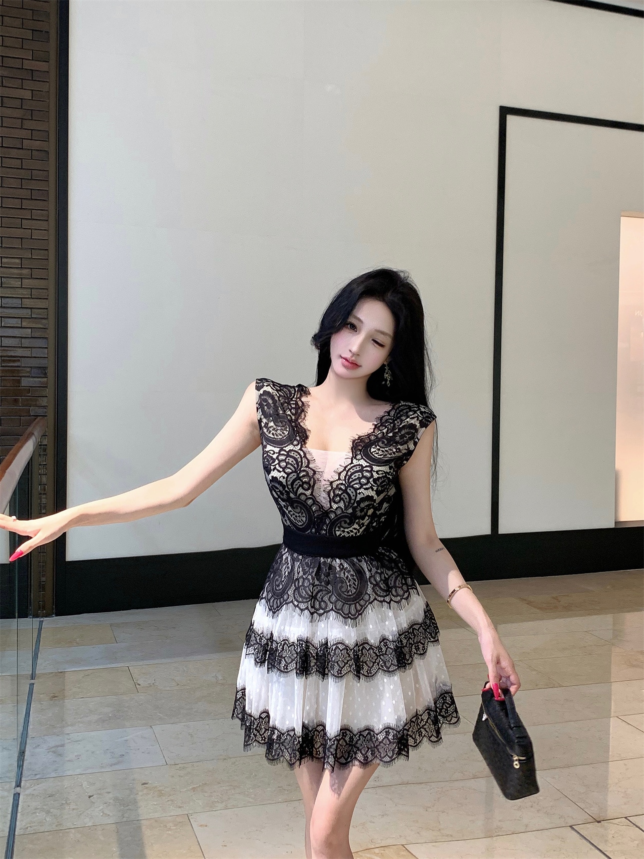 2025 春夏 パッド付きワンピースミニ丈 おしゃれかわいい小花フラワードレスタック VネックAライン韓国ファッション レディース白スリーブお出かけキュート甘めフレンチ