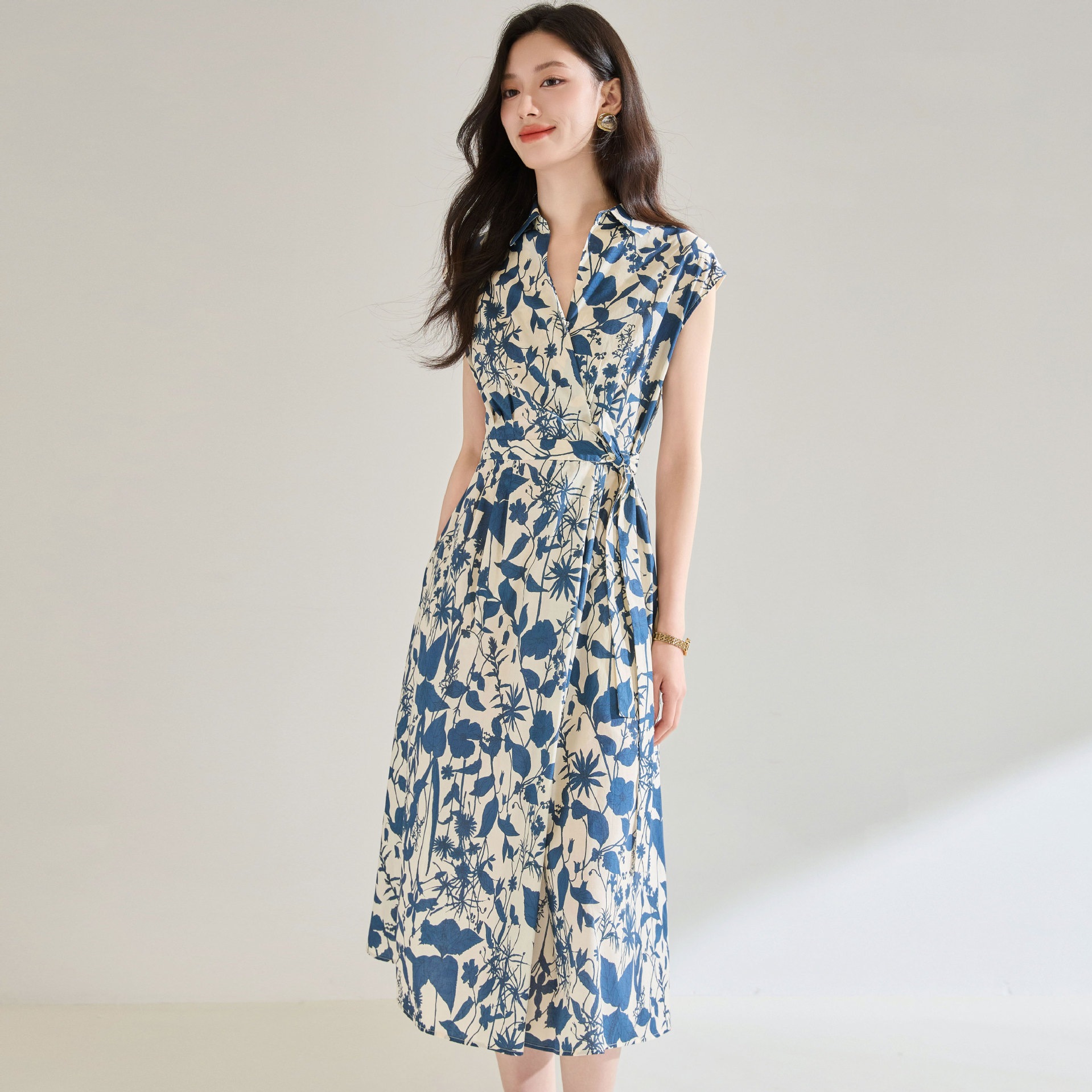 【送.料.無.料.急速発送】綿の青と白のプリントシャツは襟をすぼめて腰を細くして通勤するワンピース