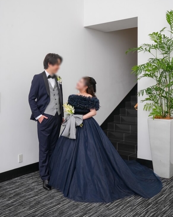 実例写真!カラードレス ネイビー 取り外しオフショルダー キラキラチュール 編み上げ 披露宴 前撮り