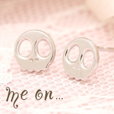 me on... 可愛いまんまるドクロ K10ホワイトゴールド WG ポップスカルモティーフピアス