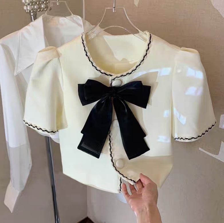 レディース トップス シャツ ブラウス ショート 半袖 パフスリーブ Uネック ラウンドネック りぼんタイ フェミニン パイピング リボン 前開き ボタン かわいい 大人可愛い シンプル 上品