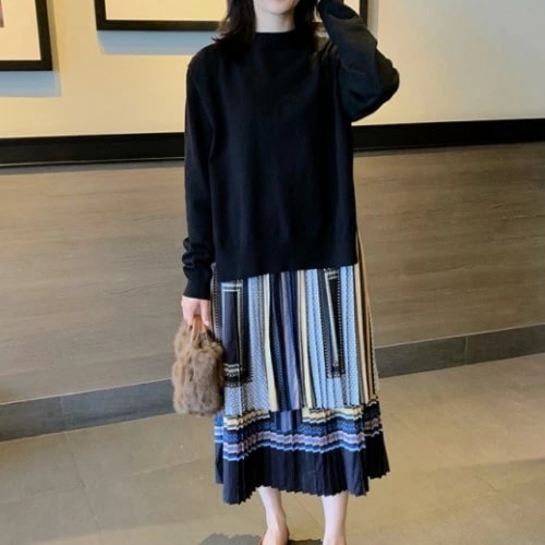 2020年秋　冬　ニット ドッキング プリーツ スカート ワンピース　クルーネックニットと華やかなスカーフ柄がプリントされてたプリーツスカートのミディ丈ワンピ　大人キレイなドッキングワンピース