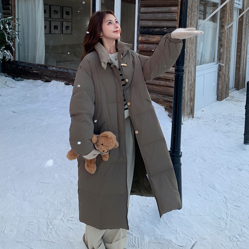 軽くて暖かいシンプルなオックスホーンボタンロングダウンジャケット2024新しい韓国の緩い肥厚暖かいジャケット