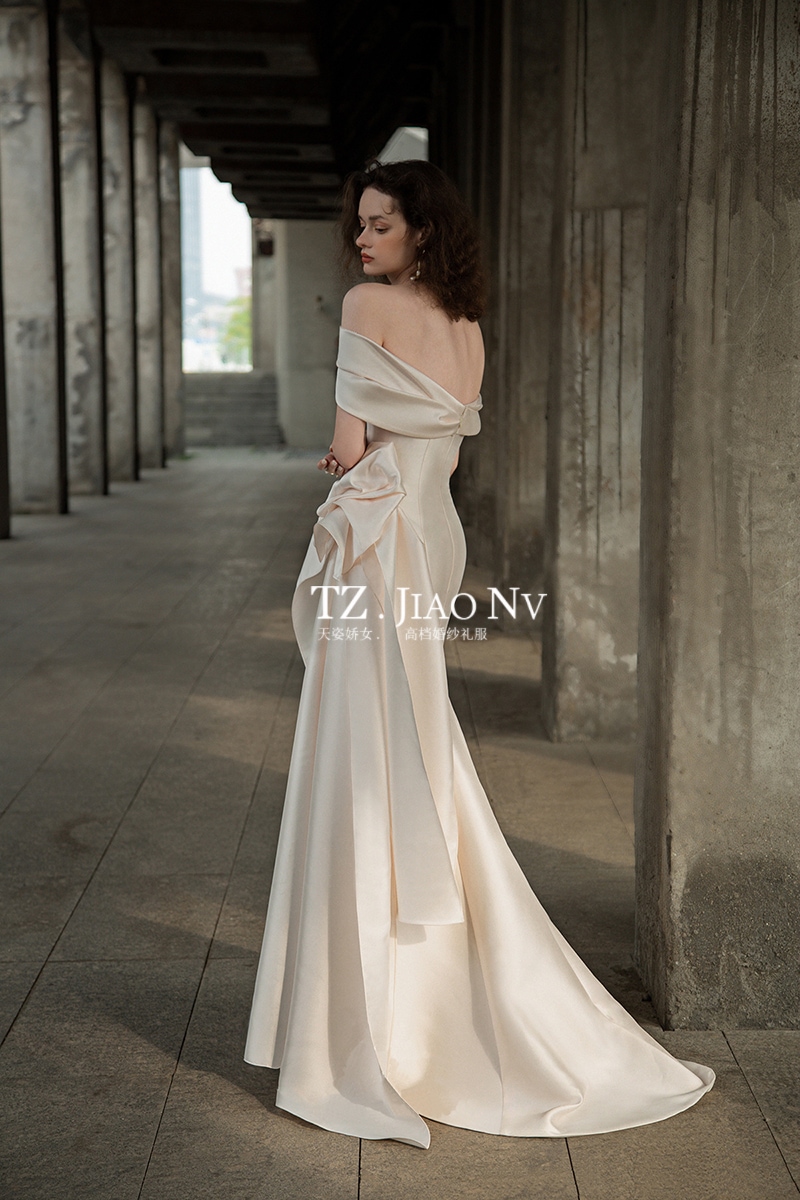 秋の新しいサテンフィッシュテールドレス花嫁の結婚式ウェルカムガーゼハイエンドスリムスリムワンショルダ