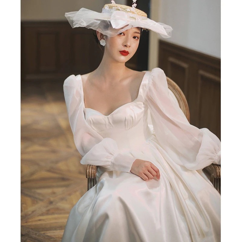 サテンのフランスの軽いウェディングドレスの新型の新婦の結婚の超仙の旅は簡単な長袖をたたいて尾を引きずって結婚式を出かけます