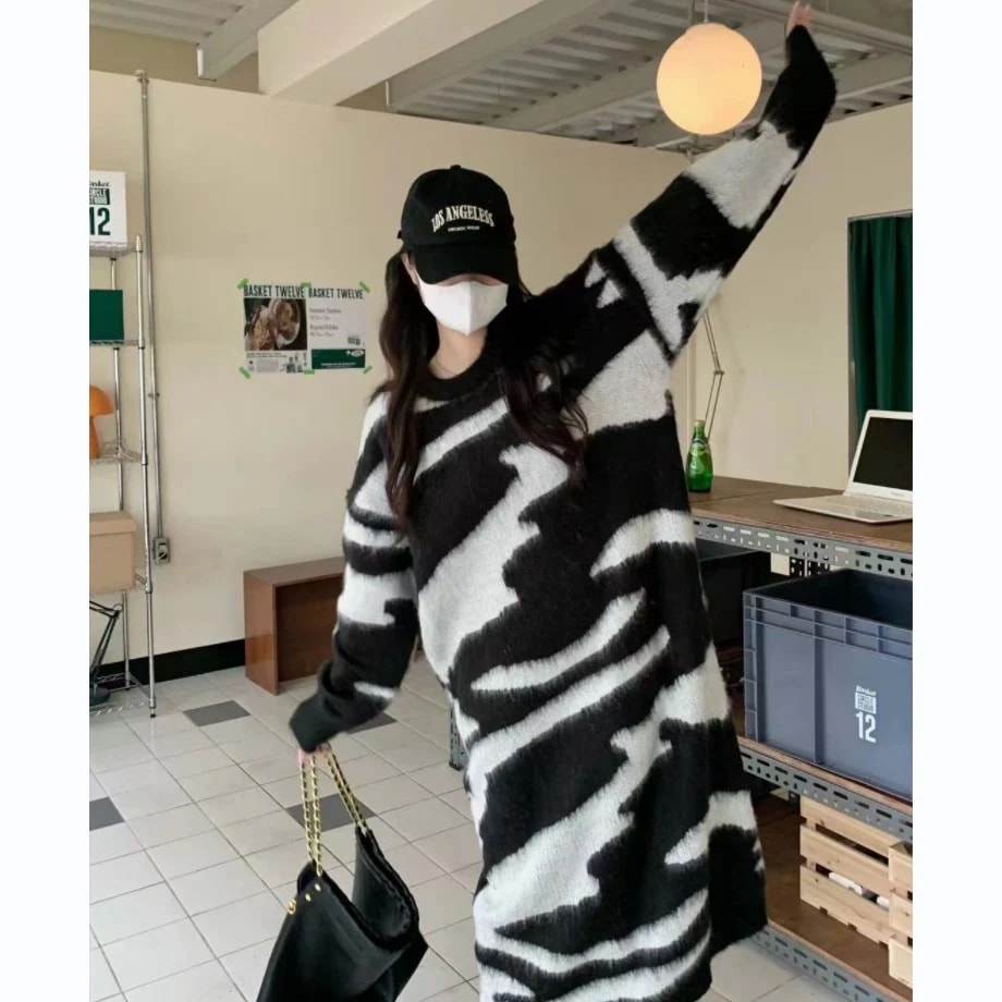 韓国版のぶつかり色のシマウマの紋様はミンクの毛のニットのワンピースの女性の秋冬の新型のしていて怠惰な中の長めのセーターのワンピースを模倣します