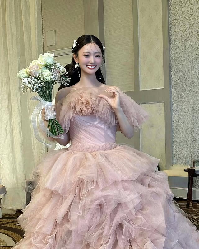 実例写真！カラードレス ピンク オフショルダー オーバースカート もこもこドレス ボリュームドレス 可愛い 前撮り