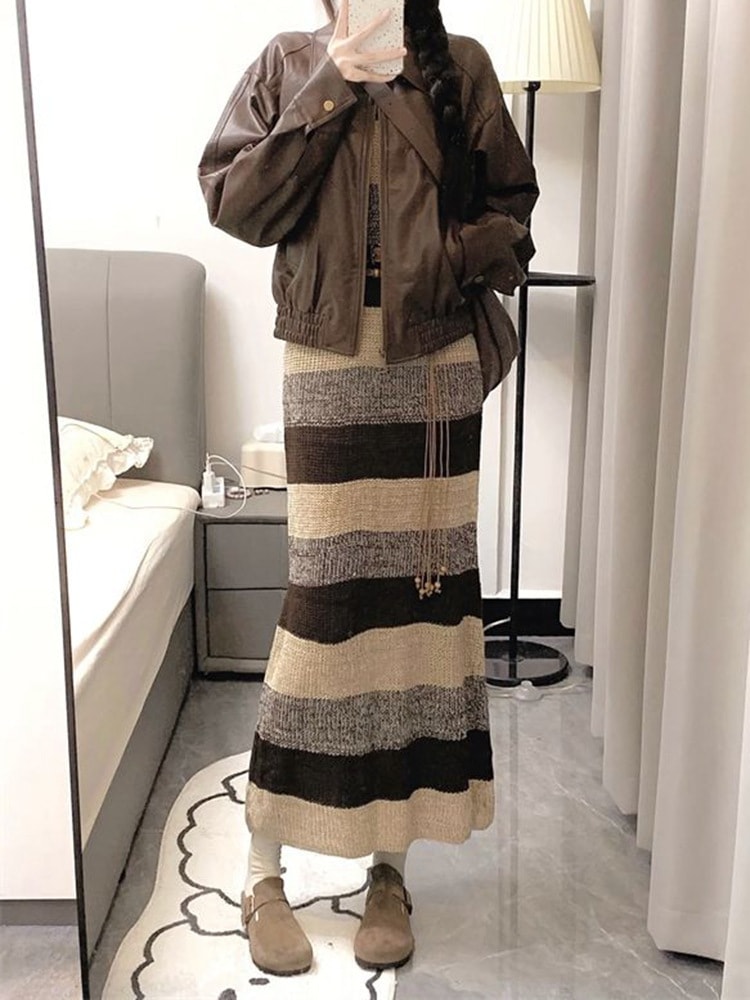 香港スタイルのレトロな春と秋のレディースツーピースセット：ウエストを絞ったレザージャケットとカラーブロックのストライプ柄ニットドレス