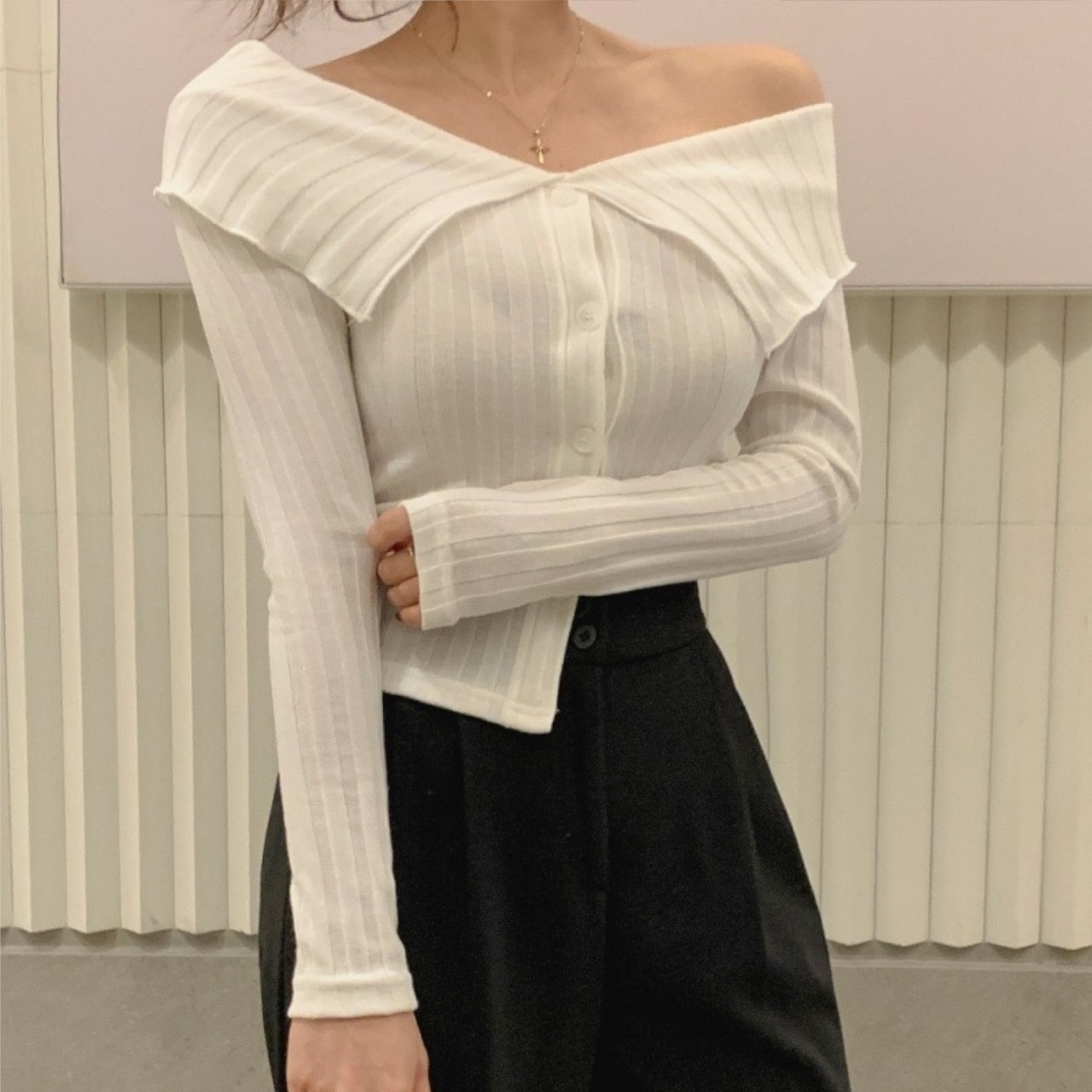 オフショルダートップス カットソー 長袖 オフショル スリム タイト 細身 リブ 前開き かわいい 大人可愛い きれいめ シンプル 大人 おしゃれ お洒落 かっこいい 大人可愛い 大人女子 こなれ感