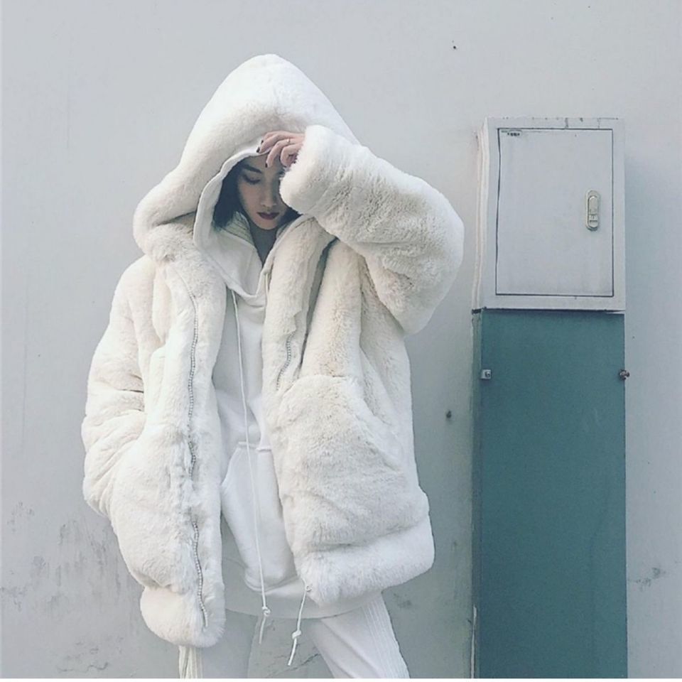 新しい雪だるまの帽子のシャツは毛皮のコートの女性のゆったりした毛がふわふわしていて帽子の毛皮のコー
