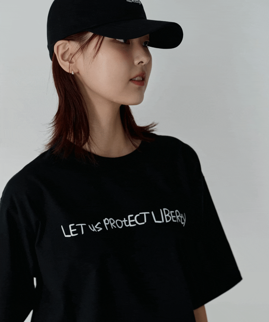 ラッフルレタリングロゴ半袖Tシャツ[ブラック]