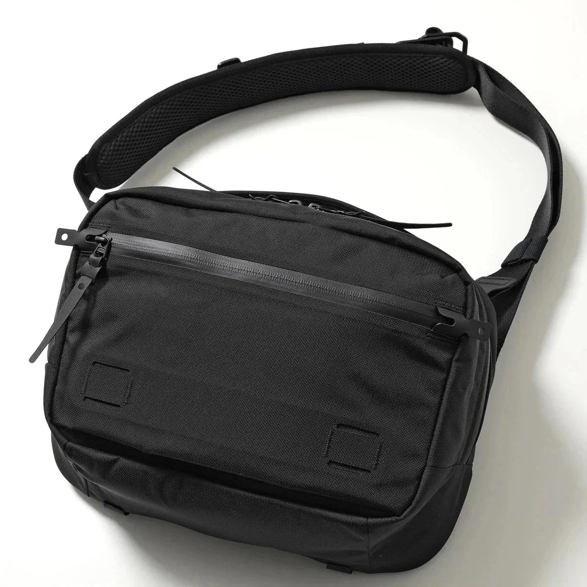 BLACK EMBER ブラックエンバー ショルダーバッグ Grip Sling グリップ スリング メンズ クロスボディ キーリング付き 鞄 Jet-Blac