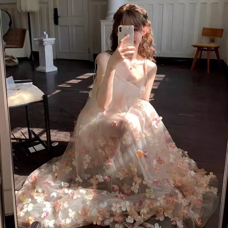 厚手のメッシュの立体的な花柄サスペンダードレス女性用夏デザインゆったりとしたホリデースタイルのロングドレス
