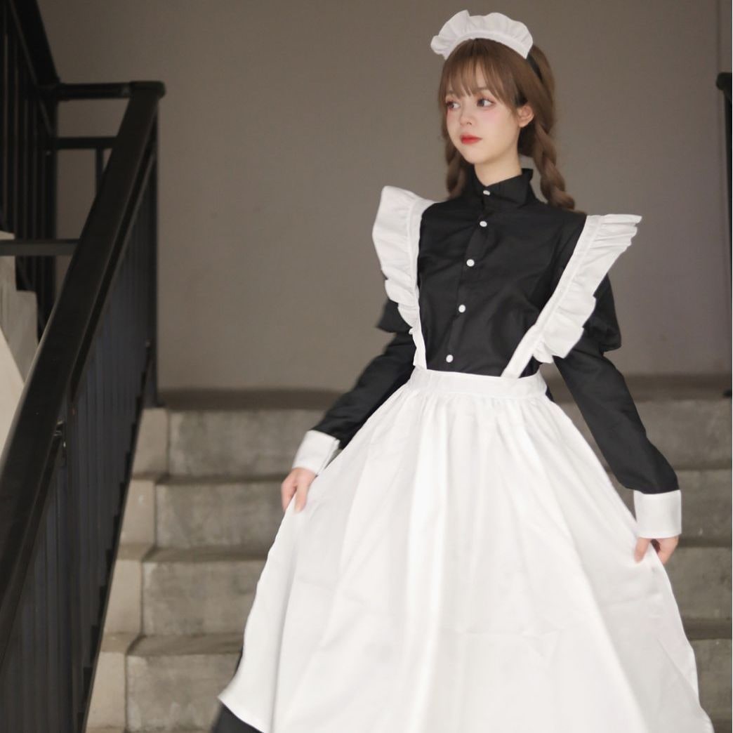 男はメイド服女装コスプレ衣装を着ています