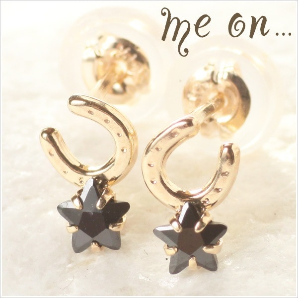 me on... K10イエローゴールド＆キュービックジルコニアブラックの馬蹄＆スターモチーフピアス