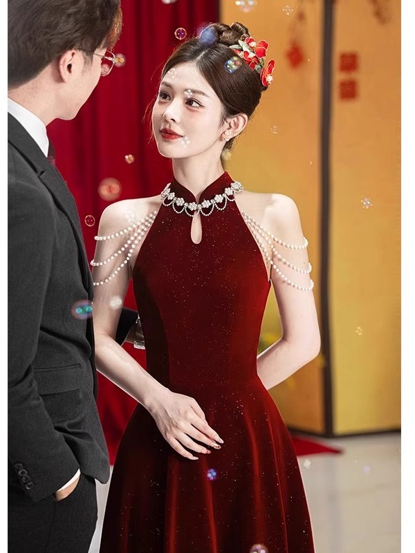 ホルターネックのトーストドレスの花嫁の高級ワインレッドのウェディング婚約宴会ドレスのスカートの女性用ウェディング