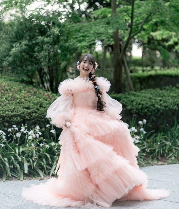 実例写真！カラードレス オフショルダー コーラルピンク 柔らかく重ねたチュールスカート プリンセスライン 結婚式 前撮り