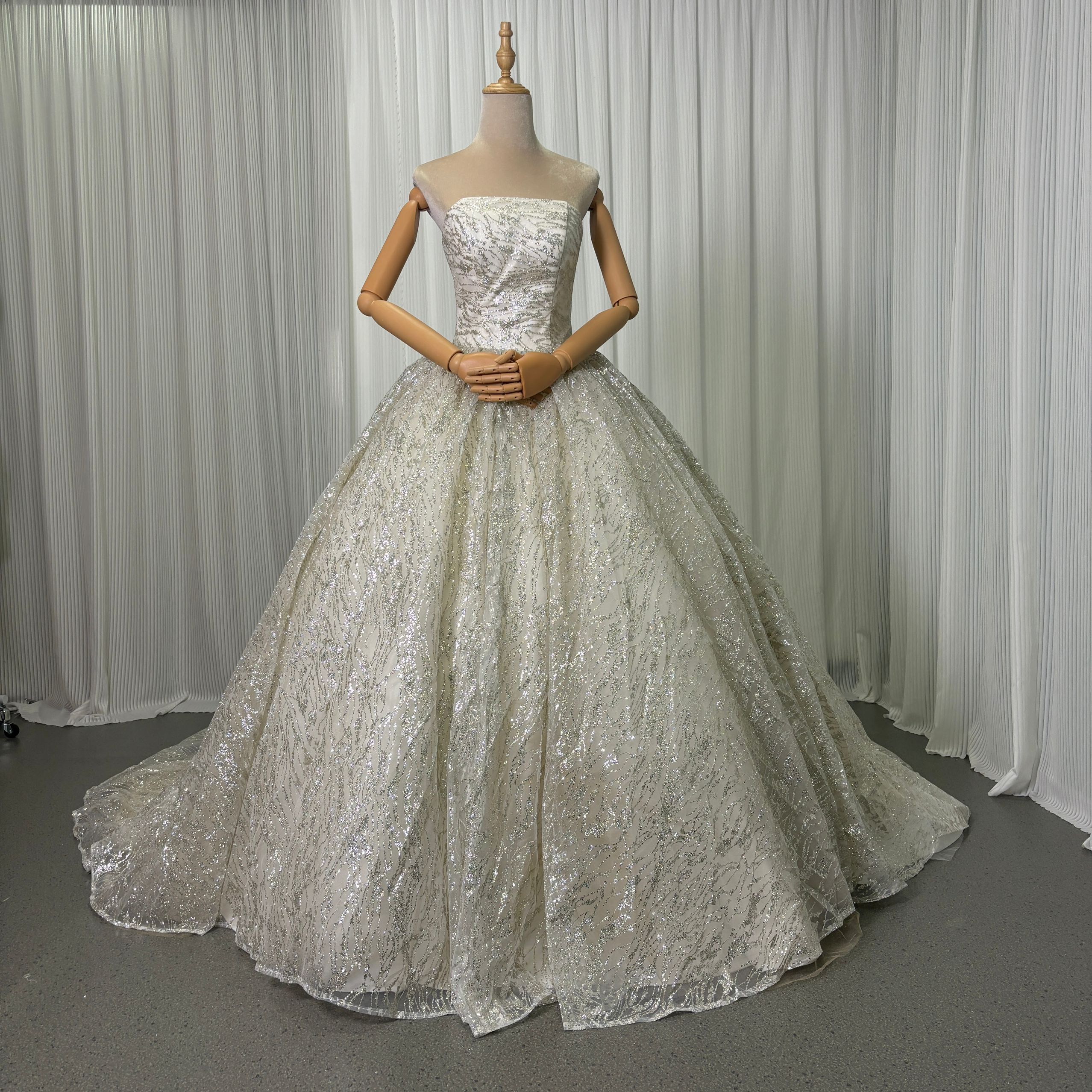 豪華！ウェディングドレス ベアトップ グリッタードレス 豪華なバックリボン 憧れのドレス 結婚式 95,150円