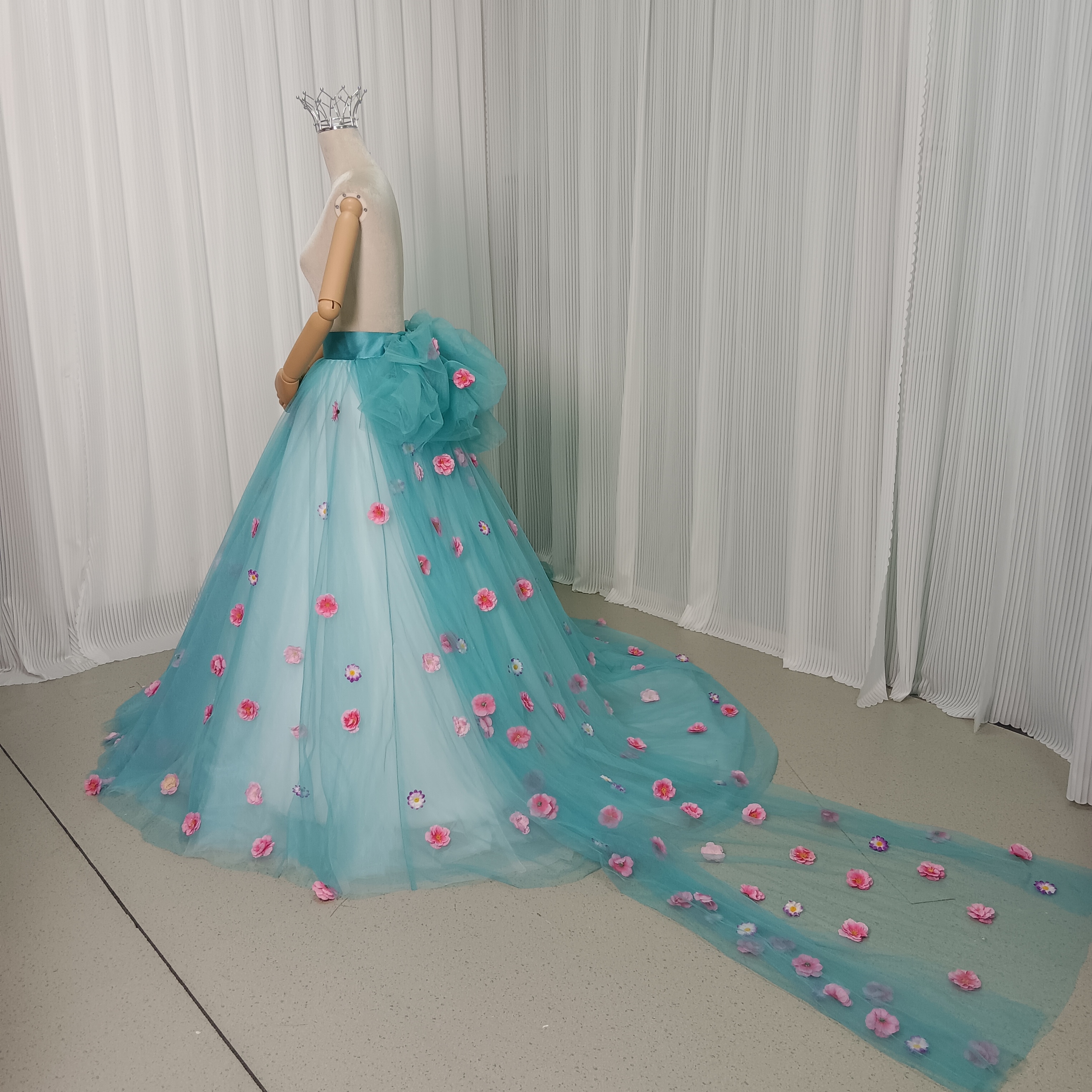 カラードレス 薄青 スカート 花モチーフ　 ソフトチュール+ふっくら柔らかなバックリボン