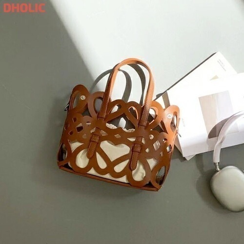 ポーチ付ドローストリングパンチングハンドバッグ