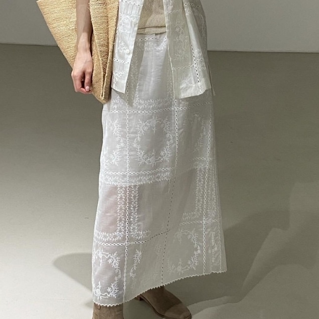 ボトムス スカート ロングスカート セミフレア ウエストゴム 透け感 刺繡 ロング丈 Aライン かわいい 大人可愛い きれいめ シンプル 上品 おしゃれ かっこいい カジュアル レトロ こなれ感