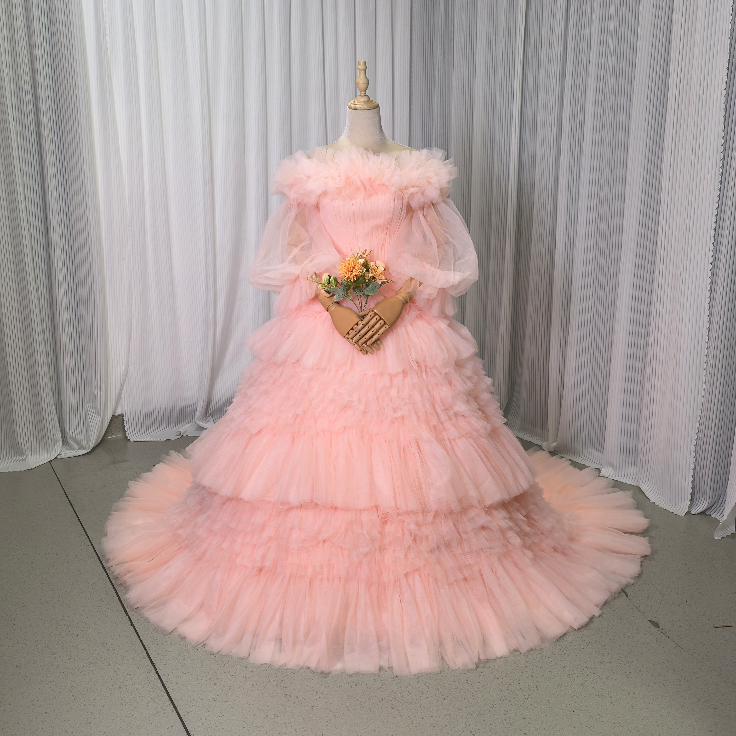 人気上昇！カラードレス 薄ピンク 取り外しオフショルダー ふわふわ袖 フリルドレス チュールドレス 結婚式