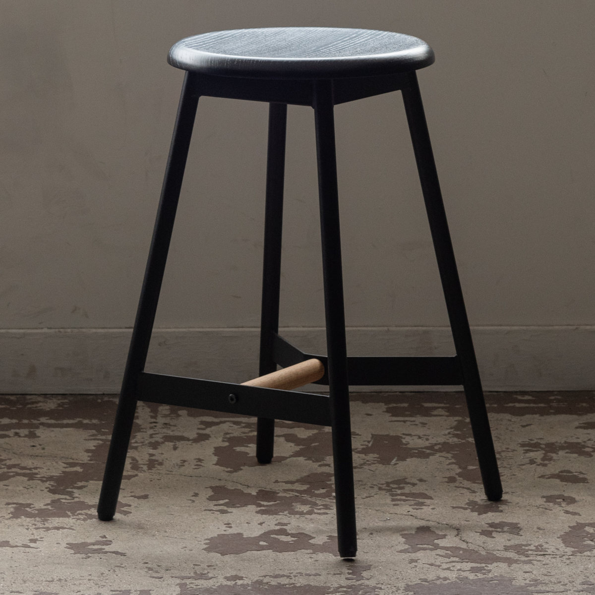 スツール 高さ64cm ハイタイプ 座面丸型 天然木 木製 ハイスツール カウンターチェア ハイチェア バーチェア キッチン 丸 円形 ディスプレイ台 飾り棚 インテリア 玄関 リビング