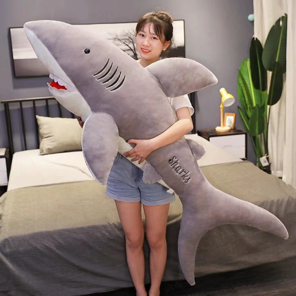ショー枕のぬいぐるみおもちゃとベッドの上で寝てヤングーの豪華な人形と人形に長い枕と枕があり