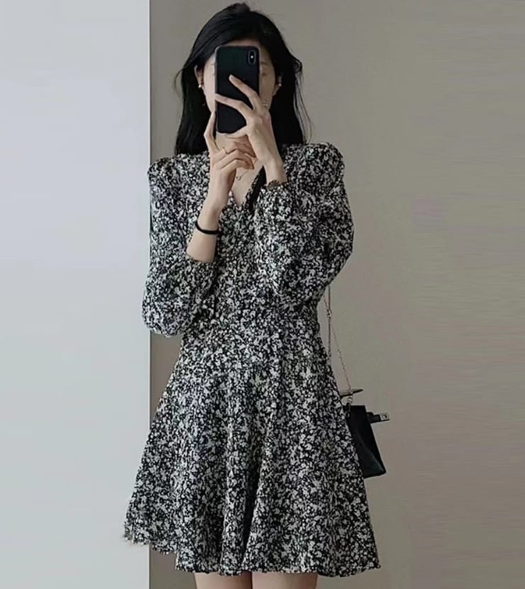 花柄ミニワンピース ミニワンピース ワンピース フレアワンピース 膝上 長袖 Vネック Aライン プリーツ シンプル カジュアル 大人 おしゃれ 小花柄 春 秋 冬 レディース デート お出かけ 休日
