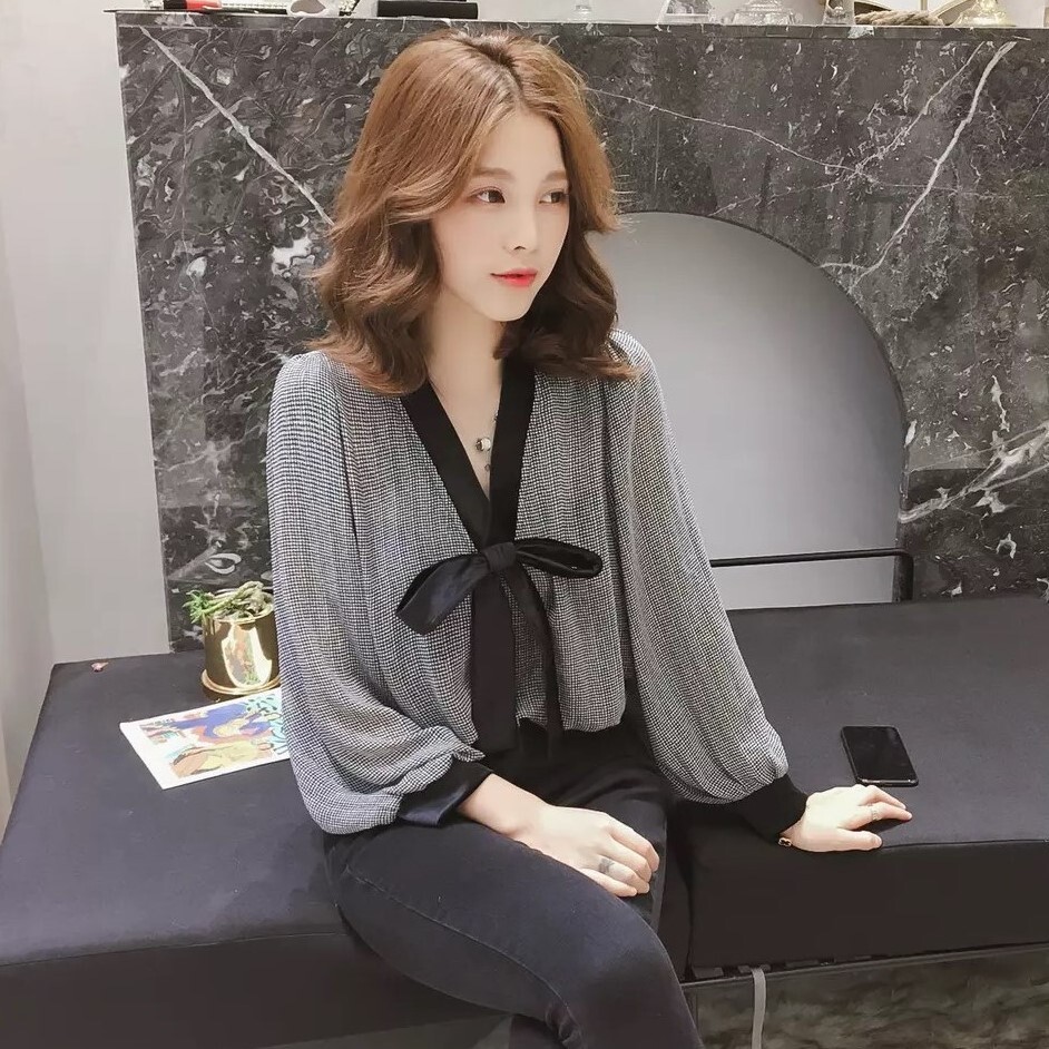 リボンポイント ハウンドトゥース柄 ふんわり袖 シアー トップス ブラウス ミディアム丈 長袖 ランタンスリーブ ボリューム袖 襟なし Vネック かわいい 大人可愛い シンプル カジュアル きれいめ