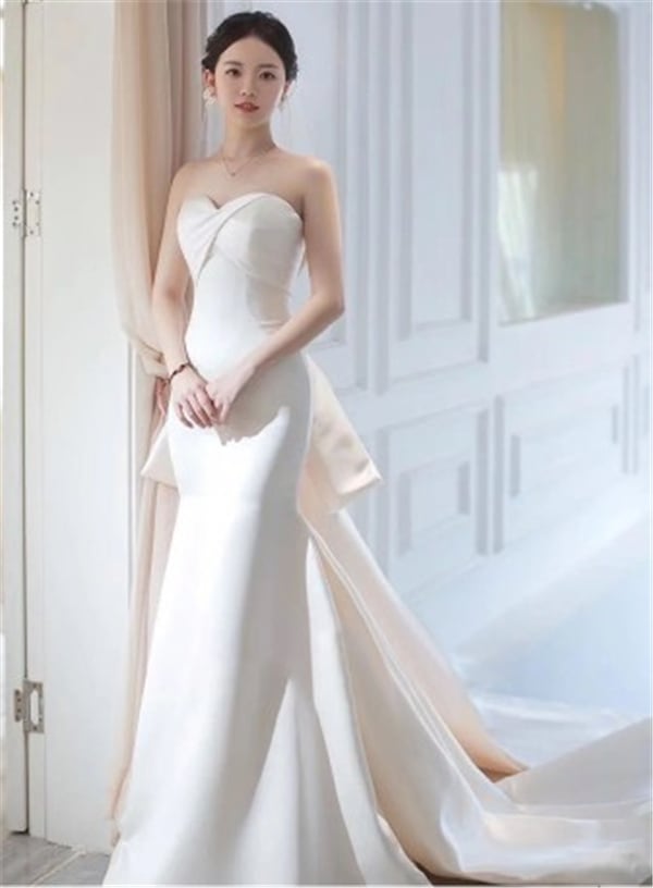 ウエディングドレス 優雅なシルエット ホワイト ベアトップ 花嫁/結婚式/披露宴/