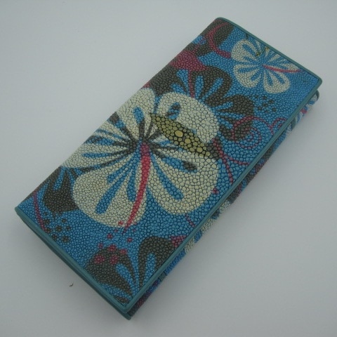 プレゼント発送　エイ革　ハイビスカス水色　長財布　二折りボタン留め　高級感　珍品　金運UP