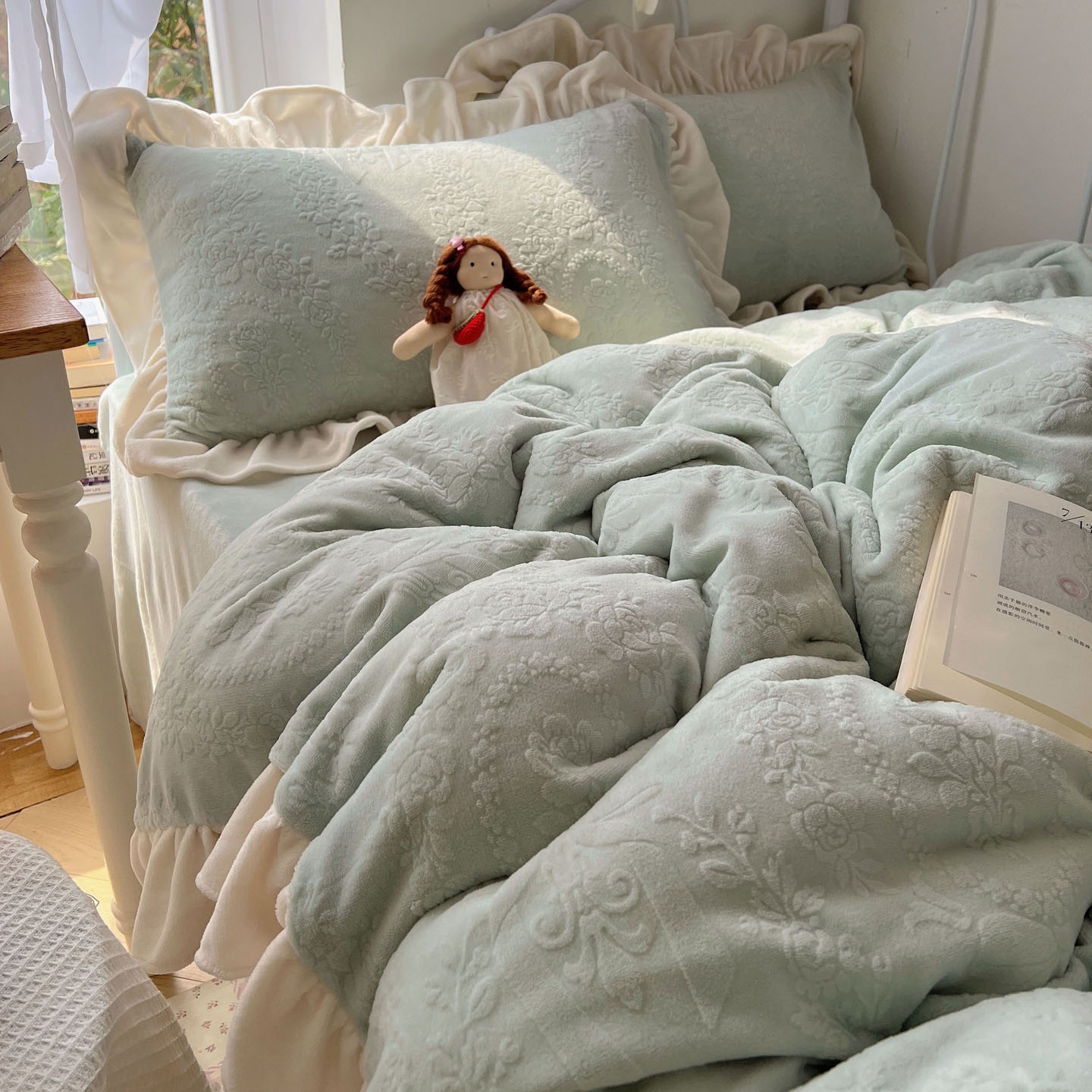 冬用厚手レースミルクフリース刺繍入り寝具4点セット高グラムコーラルフリース羽毛布団カバーとシーツ南通フリース裏地寝具