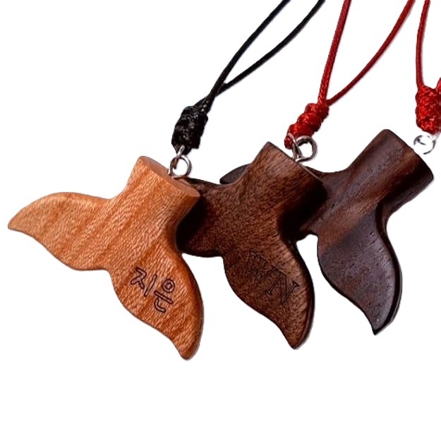 木製 鯨の尾 ペンダント ネックレス エコ ハンドクラフト ジュエリー 3色展開 4,375円