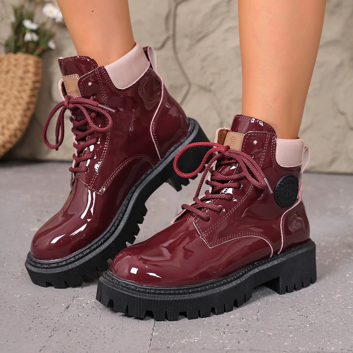 プラットフォームマーティンブーツ 2025年秋冬新作 ラウンドトゥ パテントレザー レースアップ ブリティッシュスタイル ショートマーティンブーツ レディースブーツ
