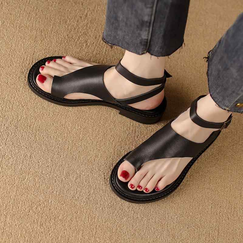 ビーチサンダル レディース 女性用 トゥリング グルカサンダル フラット ぺたんこ ローヒール ラウンドトゥ バックル 牛革 本革 PUレザー ゴム底 カジュアル シンプル 無地 普段使い デイリーユ