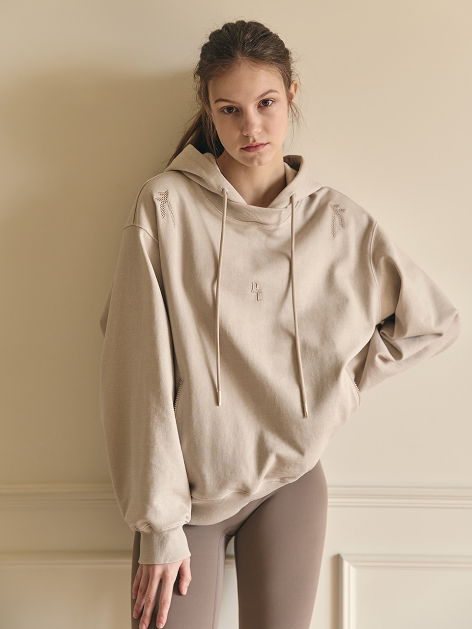 다프네 스웻 후디 (베이지) 오버핏 스웻 후드 티셔츠 14,980円